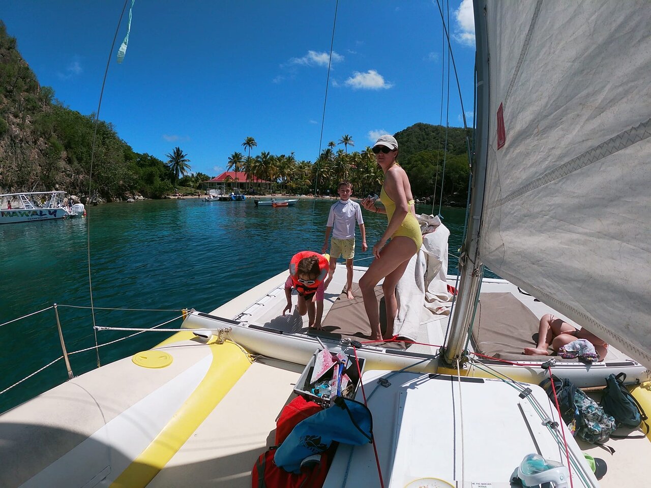Balade et initiation à la voile dans la baie des Saintes avec baignade à la recherche des tortues marines